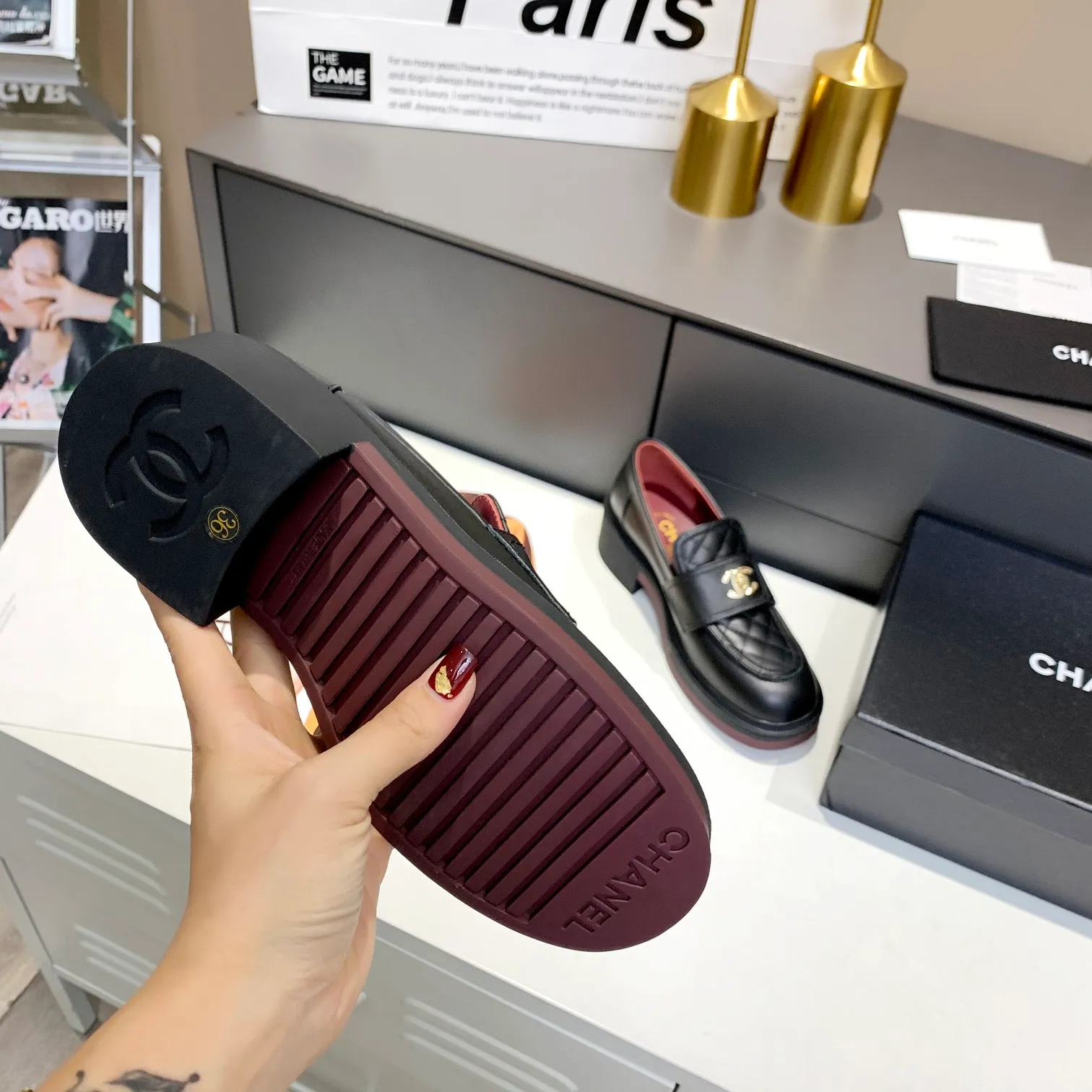 👟👟Ex-factory price 480👟👟 Chanel's 2023 autumn and winter new style, this year's most popular loafers, the one that Xiaohongshu is crazy about growing grass, the schoolbag buttons are super beautiful, the shoe shape is versatile, the heel height is 5cm, and it is an absolute long-leg artifact! Classic black, bought at yyds counter for 8100! ! The counter is made of original customized calfskin, two-color T👟👟 ex-factory price U outsole, and original molded hardware buckle. Code number 35-40 (40 41 customized, non-returnable)